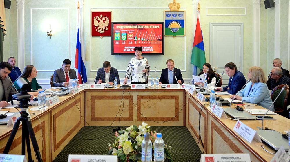 Фракция КПРФ Тюменской областной думы занимает первое место по количеству обращений на одного депутата