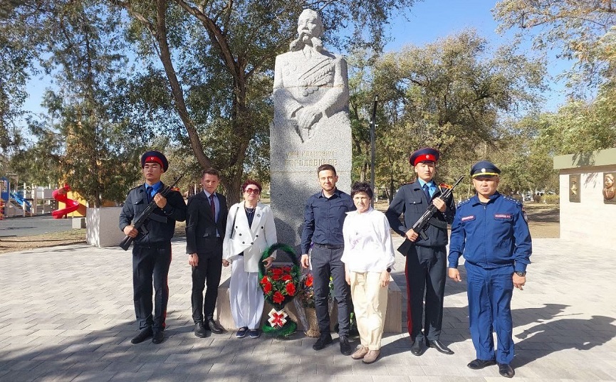 Калмыкия. Поздравления от коммунистов  с Днем пожилых людей и 145-летием Оки Городовикова