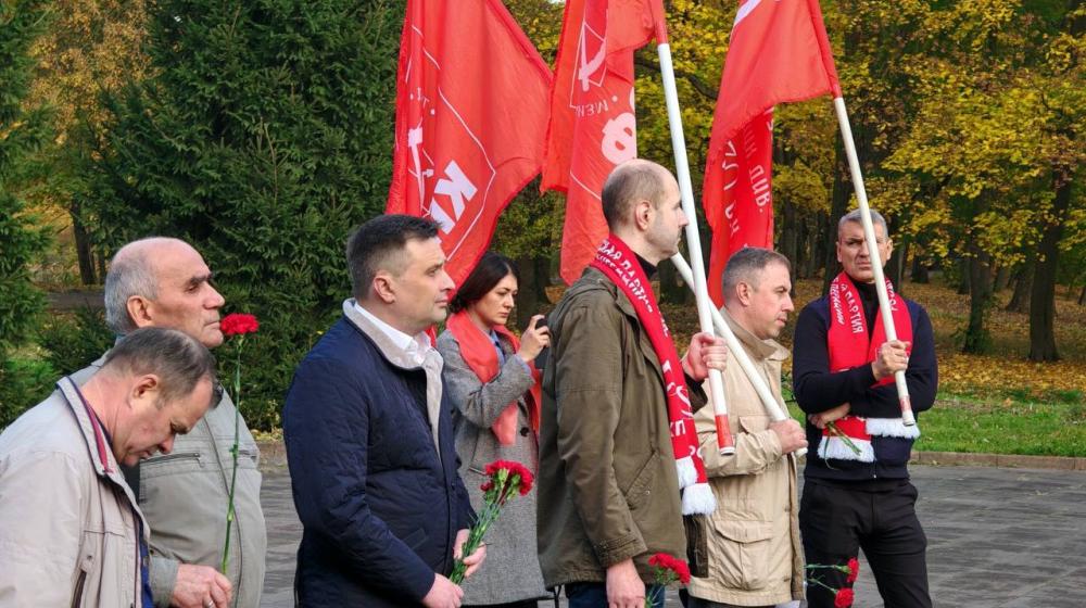В Калининграде члены ЛКСМ РФ и КПРФ отпраздновали 106-ю годовщину со дня основания Ленинского Комсомола
