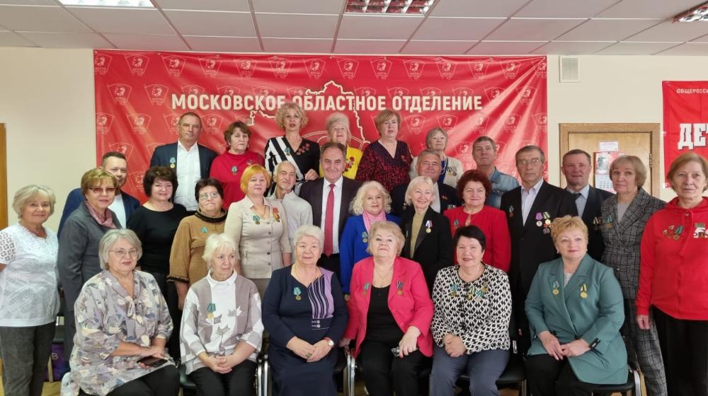 Первый секретарь Московского обкома КПРФ Николай Васильев вручил награды ветеранам комсомола