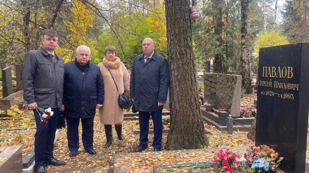 Группа лидеров Ленинского комсомола России прежних лет почтила память легендарных вожаков ВЛКСМ