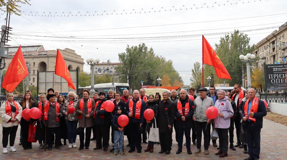 Сталинградские коммунисты и комсомольцы отметили День рождения ВЛКСМ