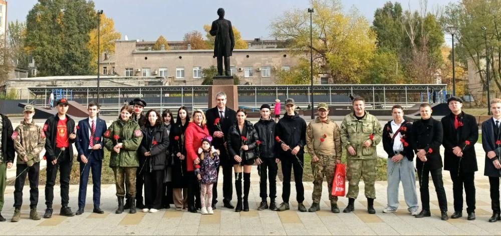 Комсомольцы Луганска возложили цветы к бюстам молодогвардейцев
