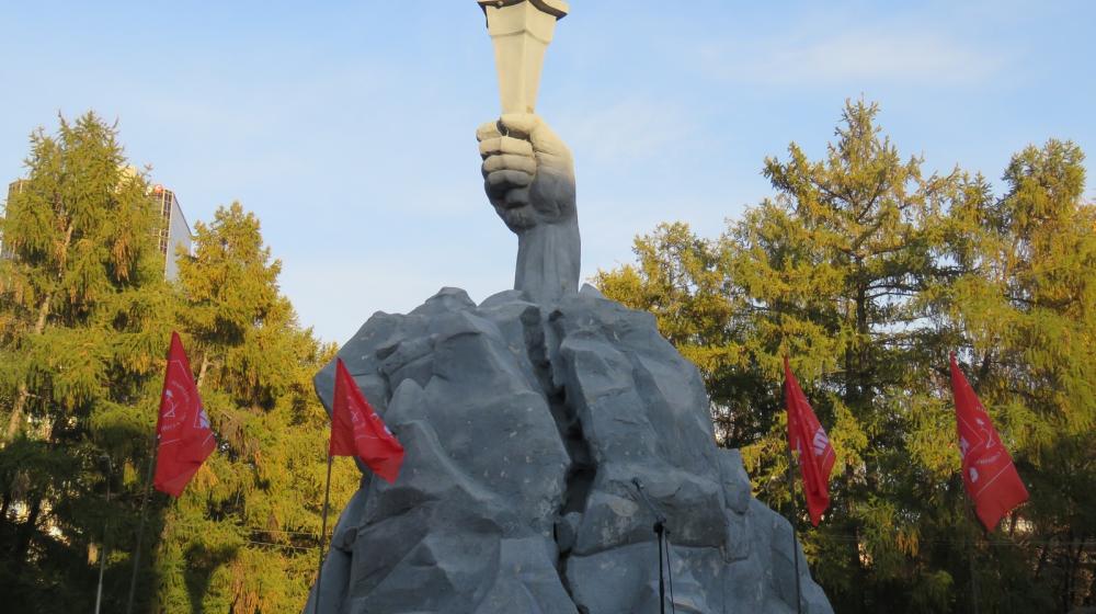 «Не забудем! Не простим!»: Новосибирск почтил память защитников Верховного Совета