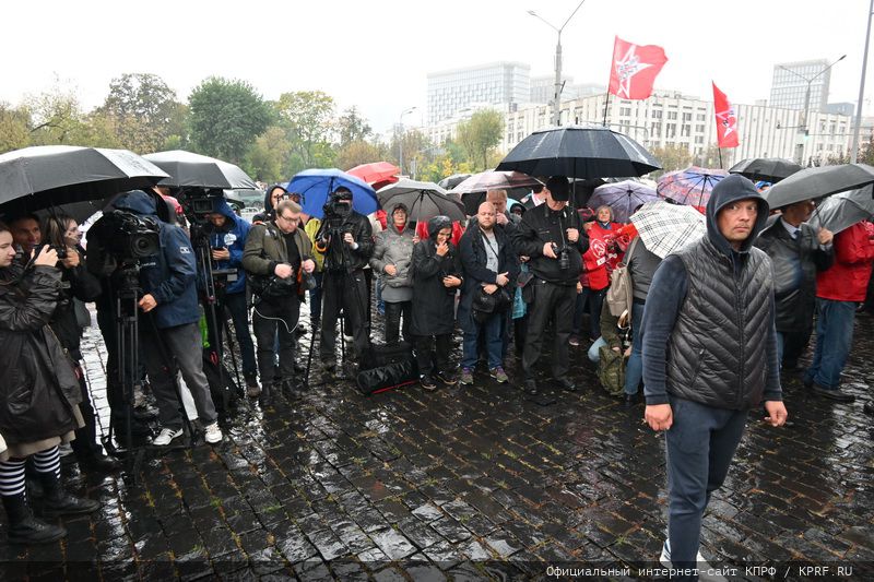 В 31-ю годовщину трагических событий "черного октября", прошла встреча депутатов с населением, шествие и возложение цветов к мемориалу "Поклонный крест"