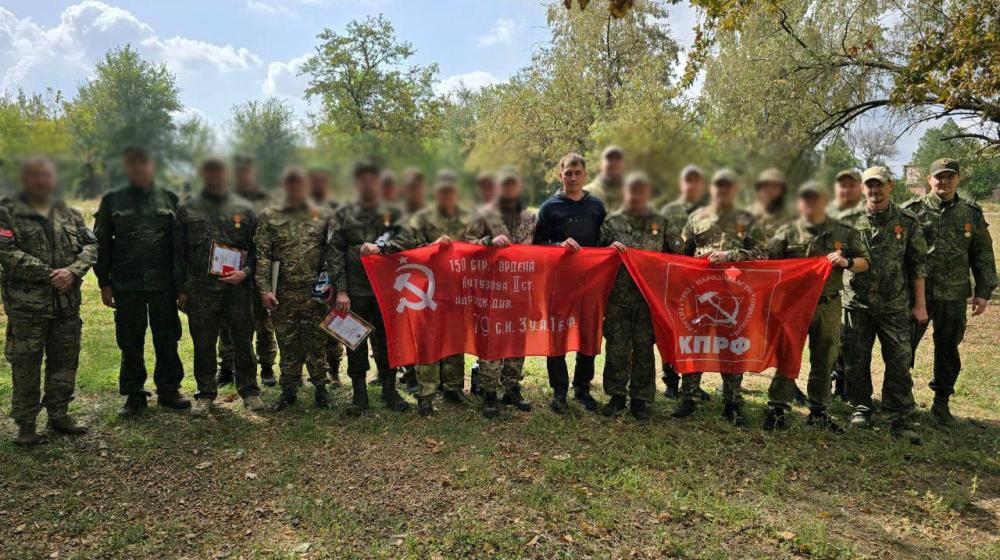 Коммунисты наградили бойцов полка, сформированного в Ульяновске и участвующего в СВО