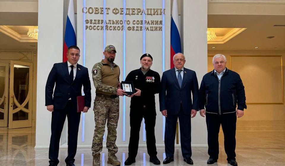 Айрат Гибатдинов и Казбек Тайсаев встретились с участниками СВО, кавалера Ордена Мужества