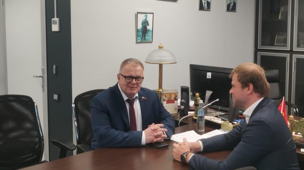 Депутаты-коммунисты региональных парламентов Александр Наумов и Леонид Зюганов наметили совместные мероприятия в работе