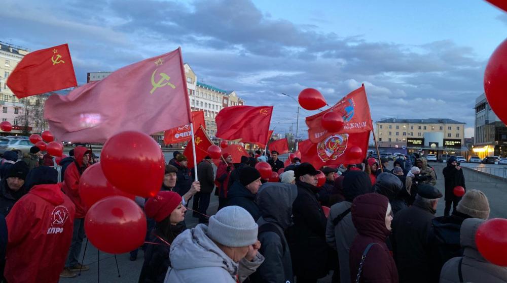 Алтайский край. Митинг, посвященный 107-й годовщине Великого Октября, прошел в Барнауле