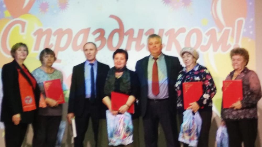 Воронежские коммунисты поздравили матерей с их праздником, пожелав долгих лет жизни и мирного неба