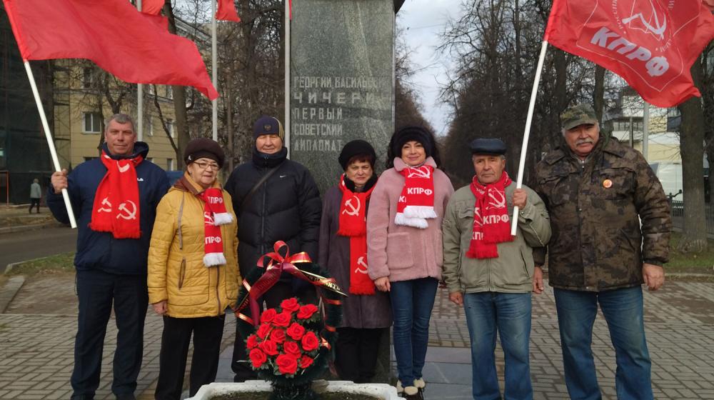 Калужские коммунисты возложили цветы к памятнику советскому наркому