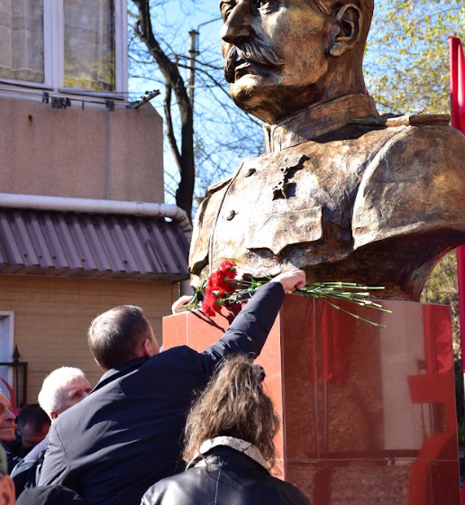Юрий Афонин принял участие в открытии памятника Сталину в городе Находке Приморского края