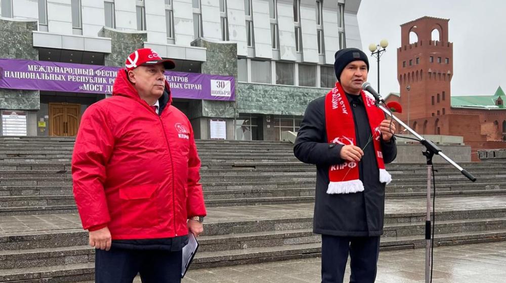 Репортаж о митинге КПРФ в Йошкар-Оле в честь 107-летия Великого Октября
