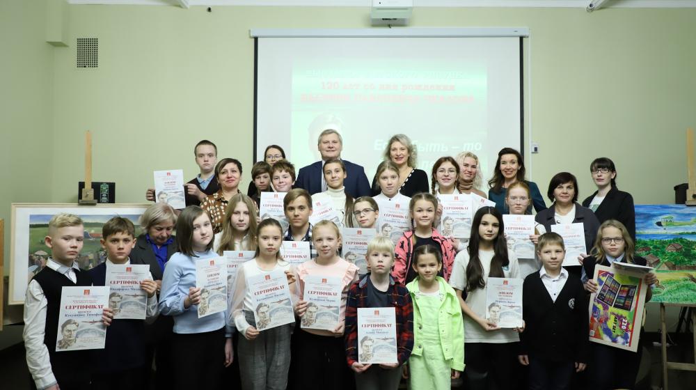 Нижегородская область. КПРФ наградила юных художников, принявших участие в выставке, посвященной юбилею советского летчика Валерия Чкалова