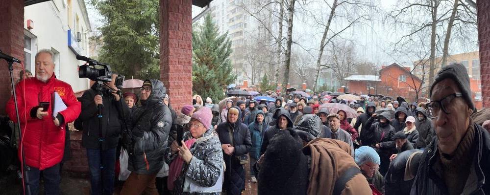 Москва. Народная приемная КПРФ в ВАО. На встрече с избирателями Щукино депутат Сергей Обухов полностью поддержал законные требования москвичей о пересмотре параметров комплексной застройки