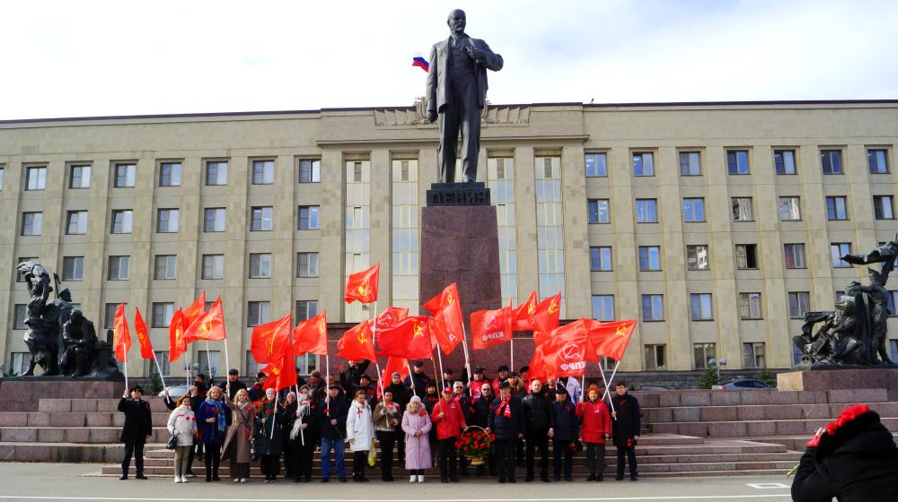 В Ставропольском крае 107-ю годовщину Великой Октябрьской революции вышли отпраздновать сотни коммунистов