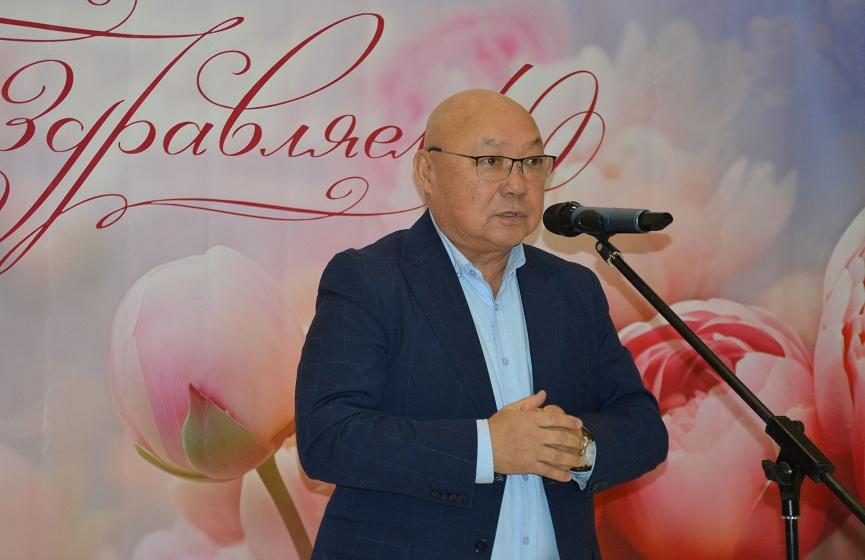 Республика Калмыкия. Лидер местных коммунистов Николай Нуров наградил ветеранов труда