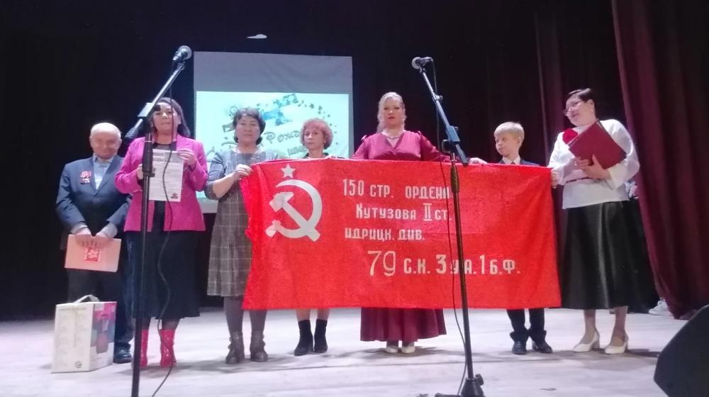 Забайкалье. Коммунисты вручили копию Знамени Победы школе села Засопка