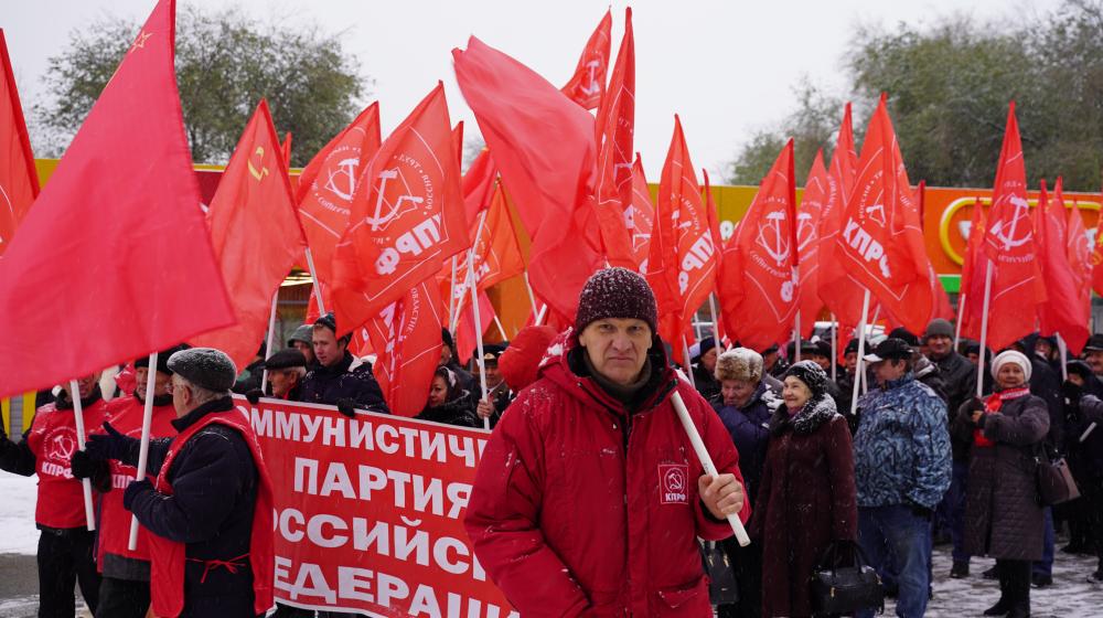 Ульяновский обком КПРФ отметил 107-ю годовщину Великой Октябрьской социалистической революции традиционной демонстрацией и митингом, который прошел у памятника В.И. Ленину