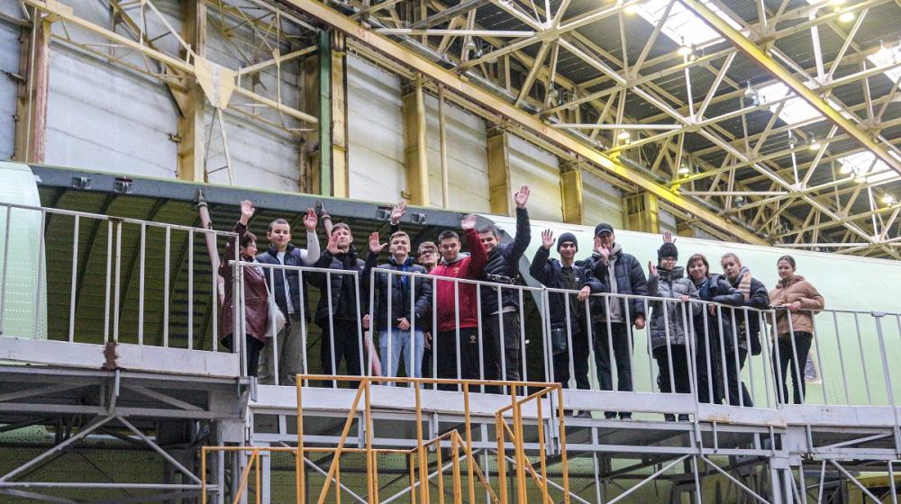 Воронеж. Бобровская молодежь ознакомилась с авиапроизводством в рамках проекта депутата Госдумы Сергея Гаврилова «Первым делом самолеты!»