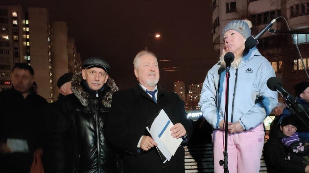 Газета «Правда»: Москва. Нет — платным парковкам! Состоялась встреча с депутатом Госдумы от КПРФ С.П. Обуховым