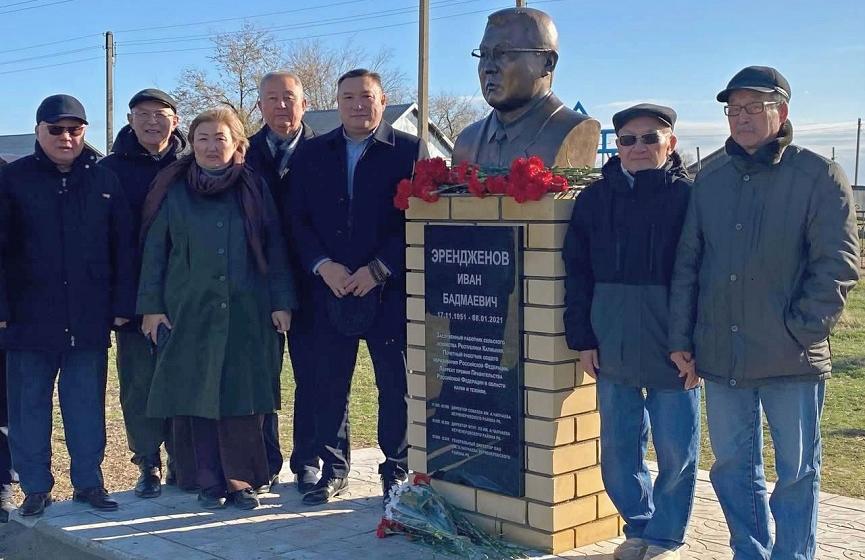 Республика Калмыкия. Николай Нуров принял участие в открытии памятника известному животноводу Ивану Эрендженову