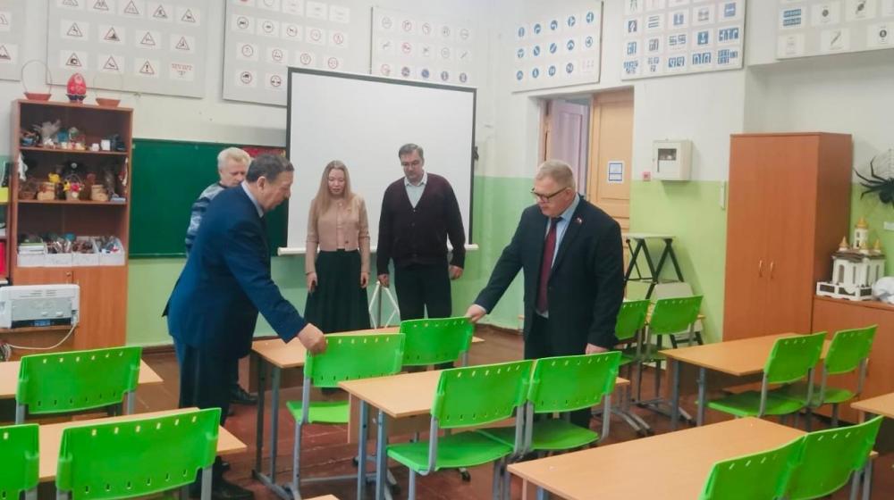 Педагоги центра допобразования в микрорайоне Ожерелье поблагодарили руководителя фракции КПРФ Александра Наумова за помощь учреждению