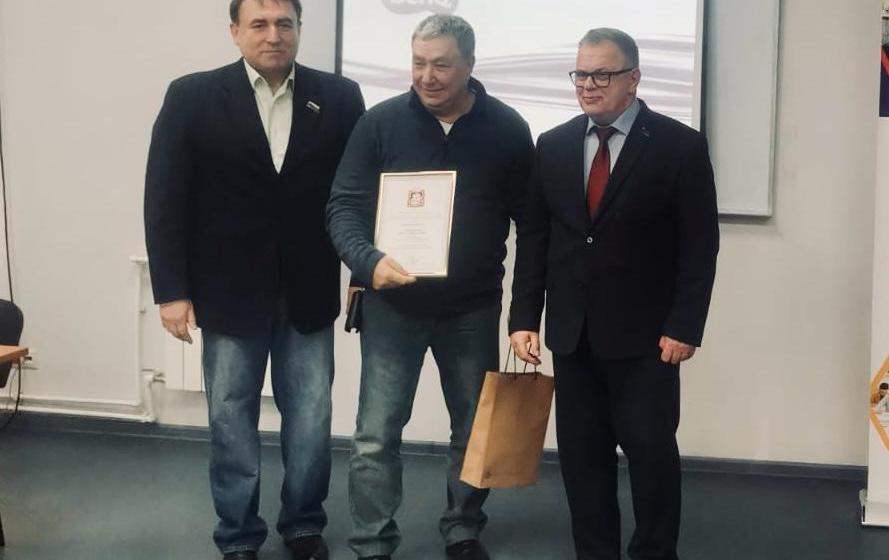 Руководитель фракции КПРФ в Мособлдуме Александр Наумов вручил награды работникам транспорта в Ступине