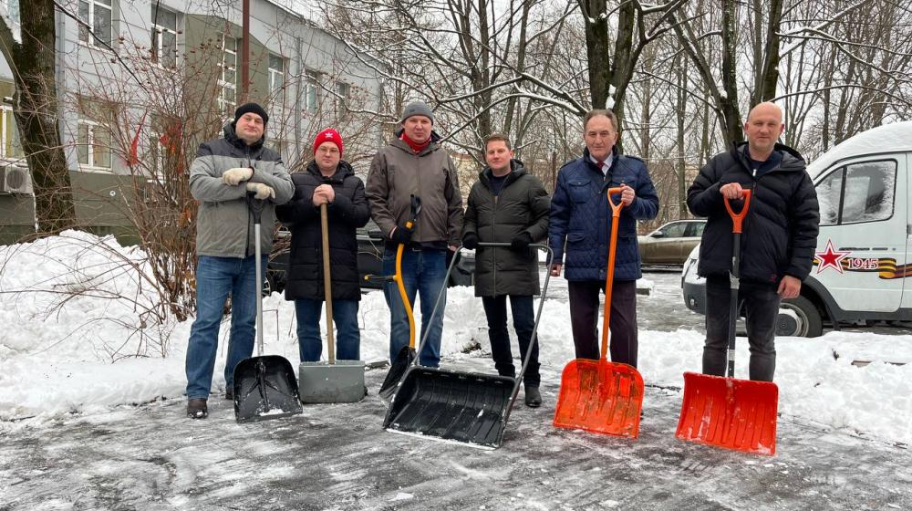 В Подмосковном обкоме прошел субботник по уборке территории от снегопада