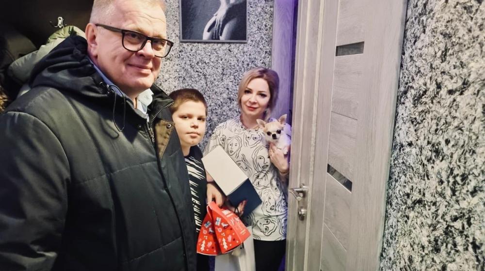 Руководитель фракции КПРФ в Мособлдуме Александр Наумов поздравил с Новым годом детей, чьи отцы участники СВО
