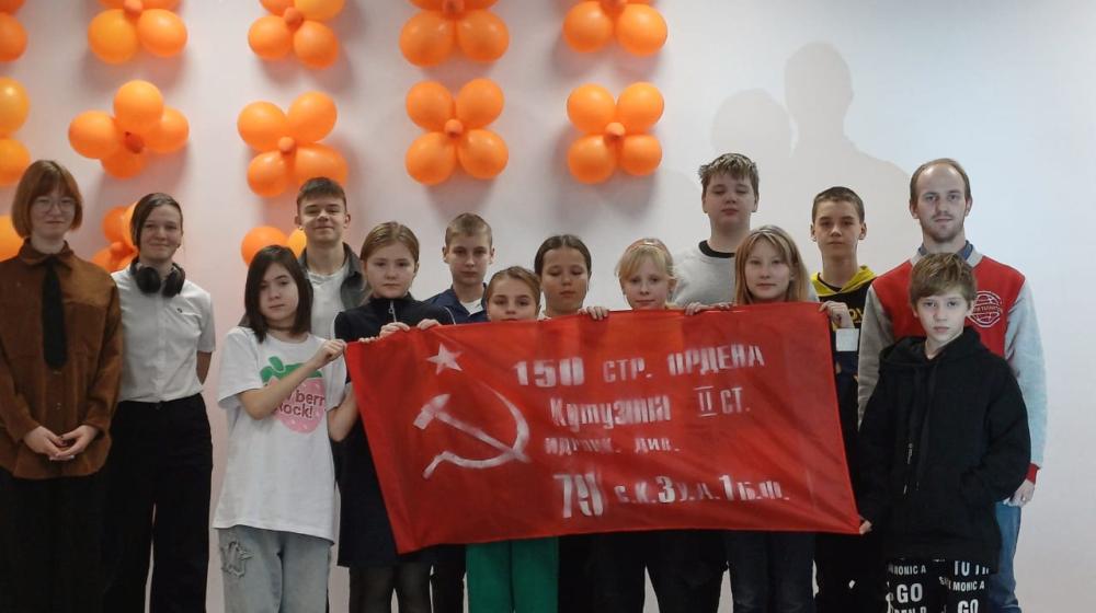 Коммунисты и комсомольцы Великого Новгорода провели урок "Знамя нашей Победы"