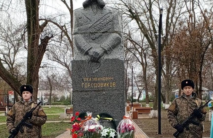 Республика Калмыкия. Городовиковские коммунисты провели в День героев Отечества торжественную линейку