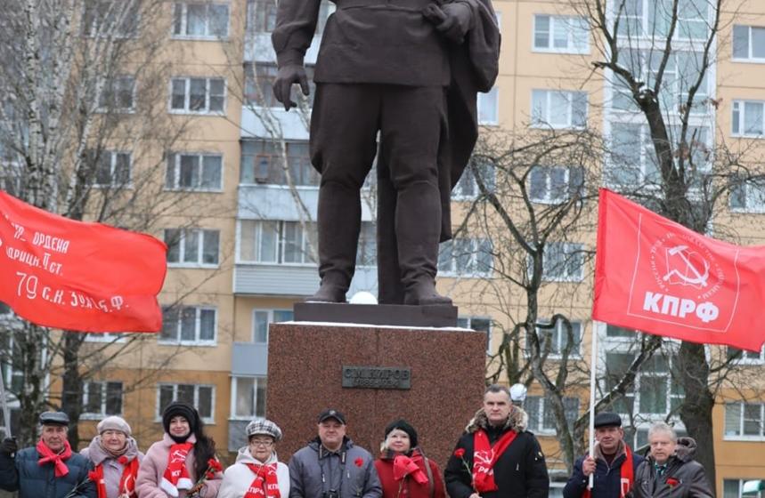Калужские коммунисты возложили цветы к памятнику С.М. Кирову