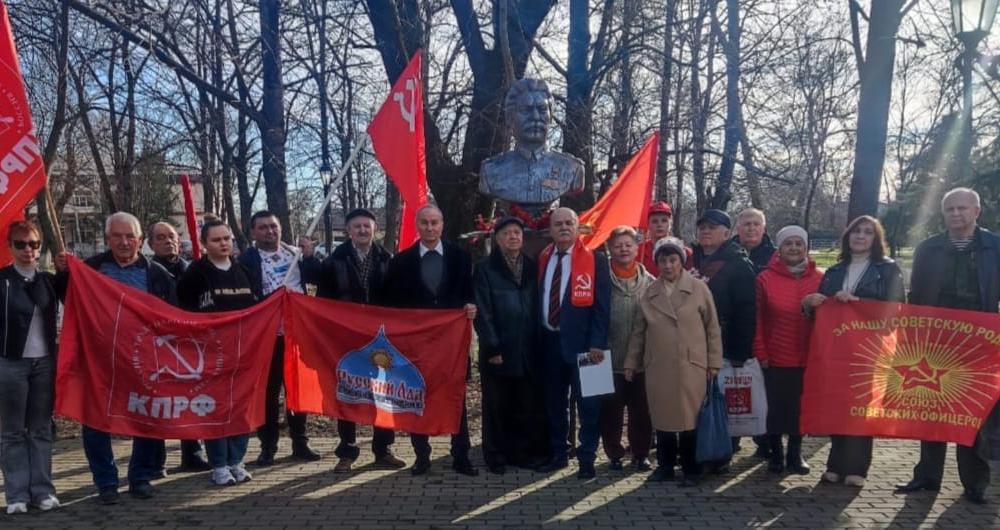 Активисты краснодарского краевого и Адыгейского республиканского отделений КПРФ провели акцию в честь Дня рождения И.В. Сталина