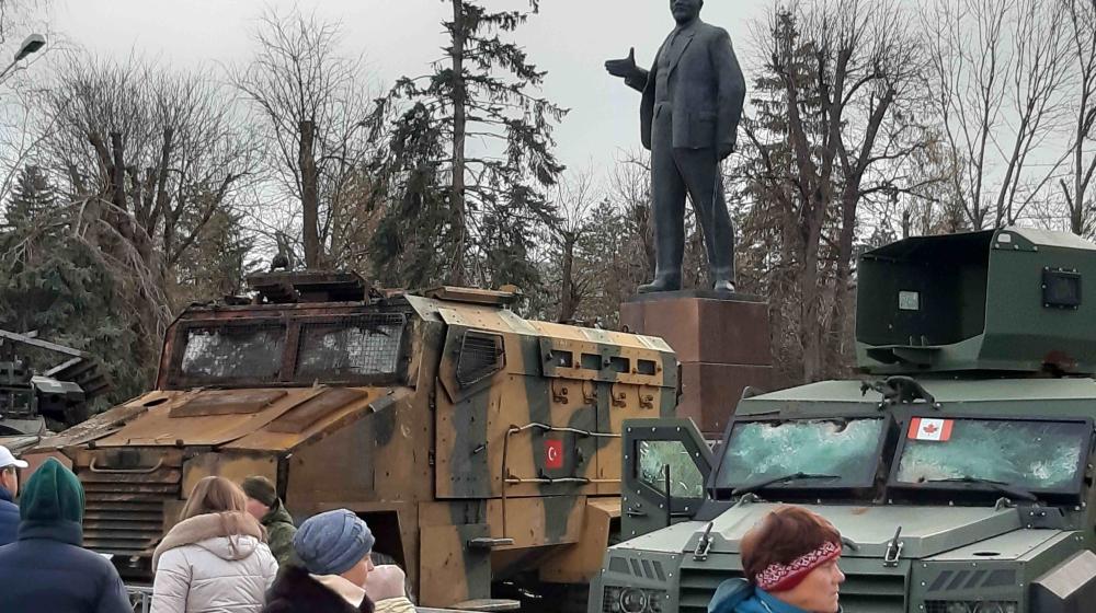 Круг замкнулся. Вновь к подножью памятника Ленину, теперь в Черкесске, брошены фашистские знамена и трофейная техника нацистов