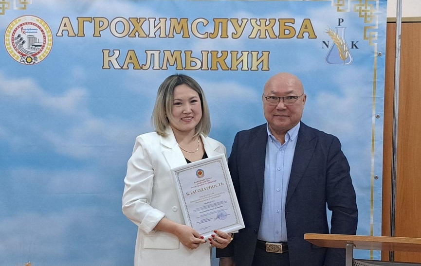 Вице-спикер парламента Калмыкии – первый секретарь КРО КПРФ Николай Нуров поздравил коллектив агрохимической службы с юбилеем