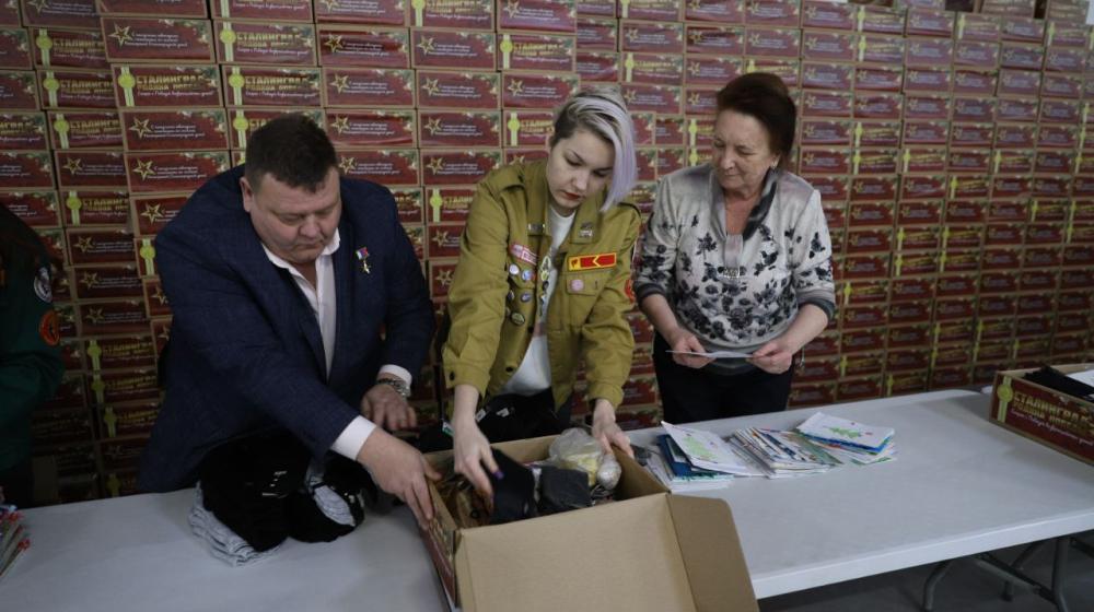 Руководитель фракции КПРФ Волгоградской облдумы Тамара Головачева приняла участие в сборе новогодних подарков для участников СВО