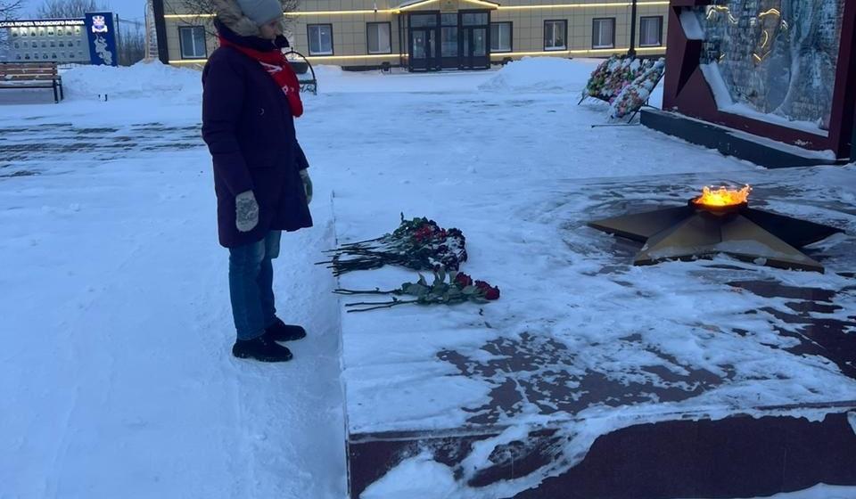 В День Неизвестного солдата Ямальские коммунисты возложили цветы к мемориалам «Вечный огонь»