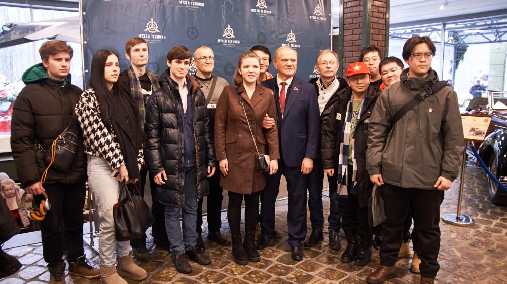 Московские коммунисты провели экскурсию в музее техники Вадима Задорожного