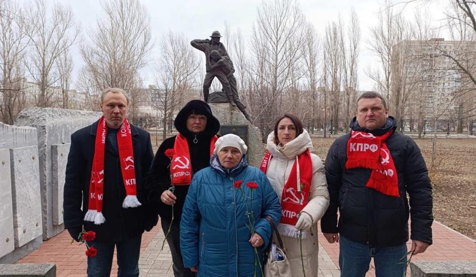 Самарская область. Члены Автозаводского райкома КПРФ в Тольятти возложили цветы к мемориалам героев нашей страны