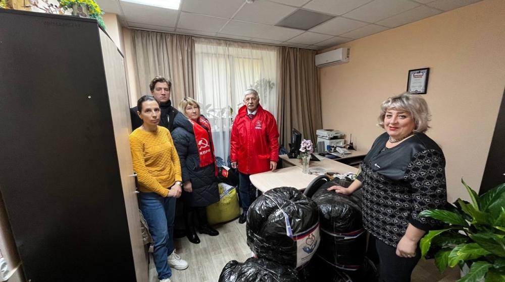 Белгородская область. Коммунисты и комсомольцы оказывают гуманитарную помощь беженцам