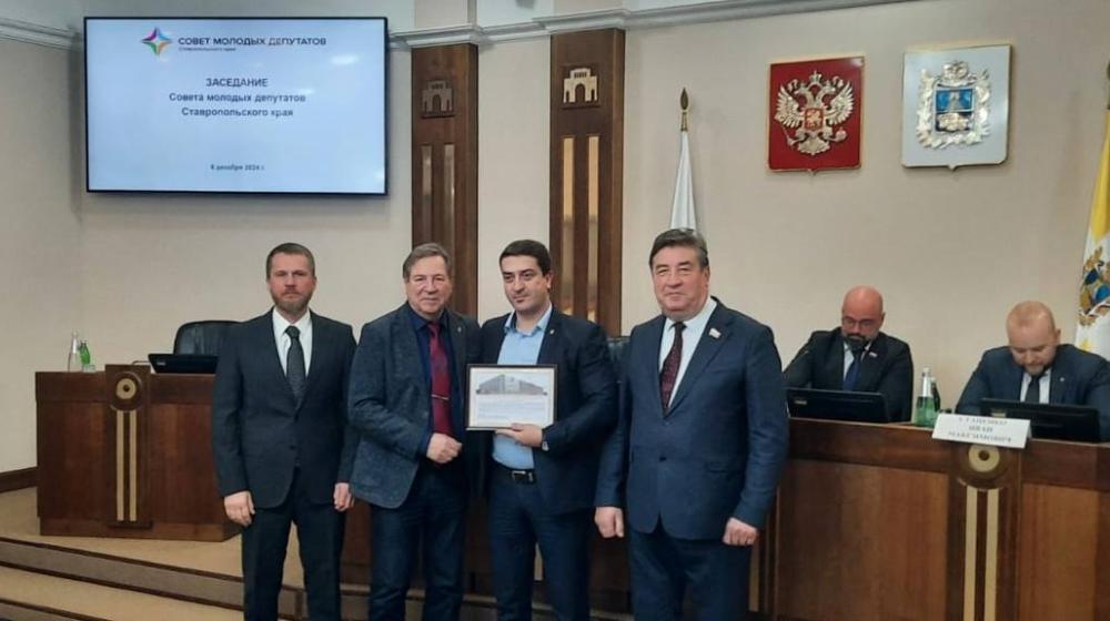 Лидер КПРФ Ставрополья Виктор Гончаров выступил на заседании Совета молодых депутатов