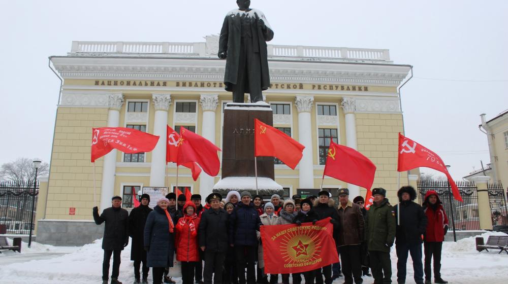 Коммунисты Удмуртии отметили 102-ю годовщину со дня создания СССР, возложив цветы к памятнику В.И. Ленина
