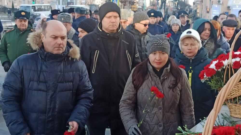Рязанские коммунисты приняли участие в возложении цветов к Вечному огню на площади Победы