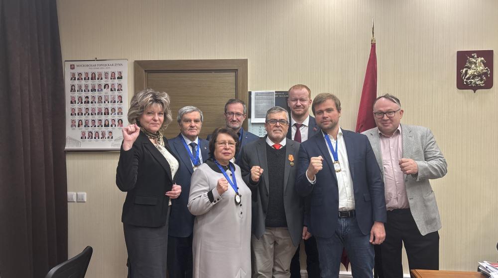 «Нам по пути». В Мосгордуме прошла встреча коммунистов с Луисом Карлосом Престесом младшим