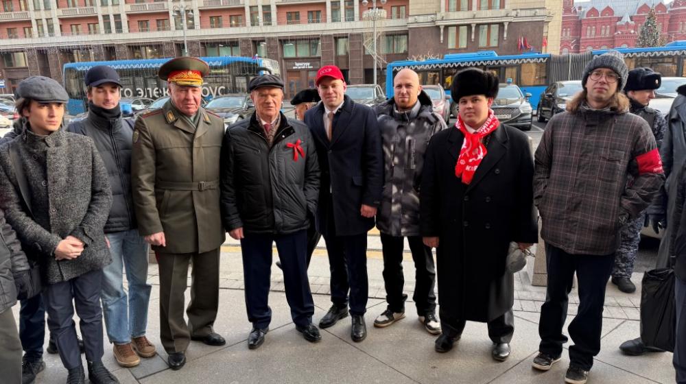 Комсомольцы Московского областного отделения ЛКСМ РФ приняли участие в возложении цветов к Могиле Неизвестного Солдата на Красной площади