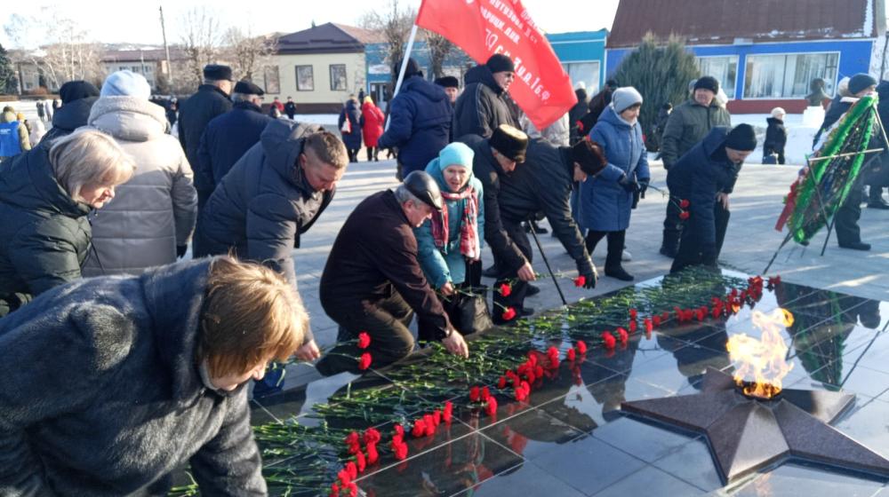 Воронежская область. Цветы к бюсту И.В. Сталина в День освобождения Кантемировки от немецко-фашистских захватчиков