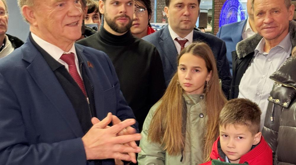 Г.А. Зюганов: "За нашу Победу!". Лидер КПРФ наградил пчеловодов – участников СВО