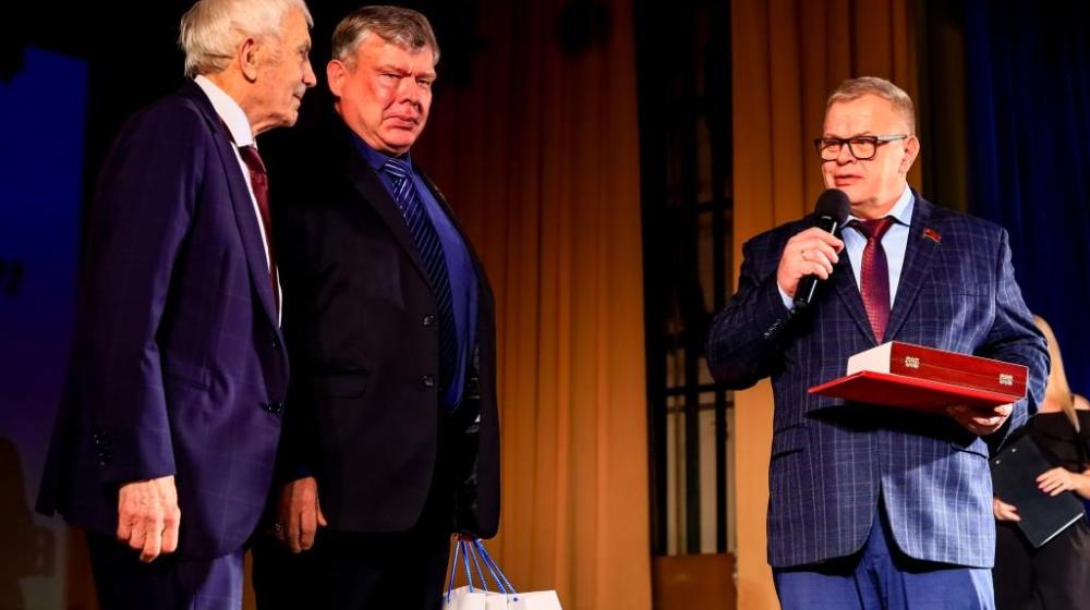 Депутаты-коммунисты Мособлдумы Александр Наумов и Олег Емельянов поздравили с юбилеем член-корреспондента РАН Николая Андреева