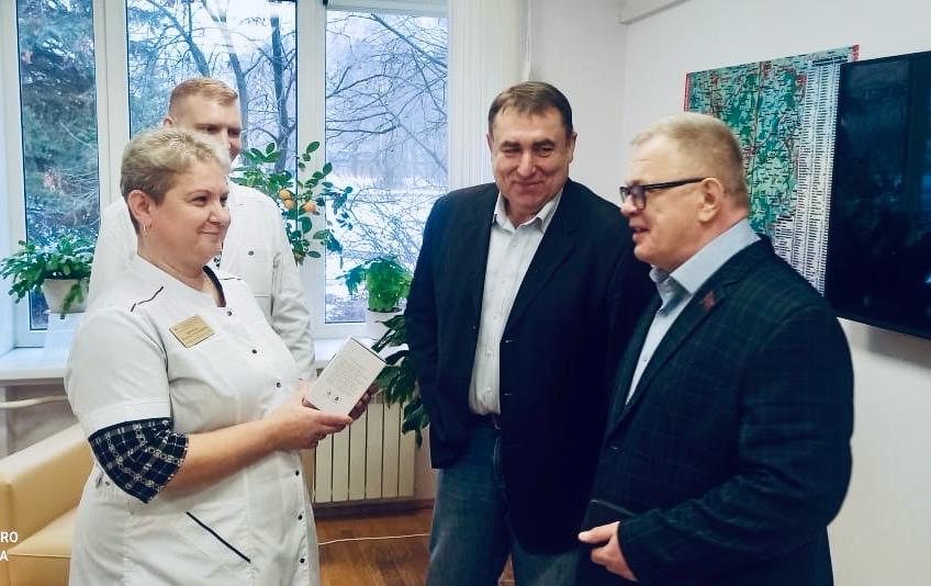 Московская область. Руководитель фракции КПРФ Александр Наумов поздравил медработников Ступино